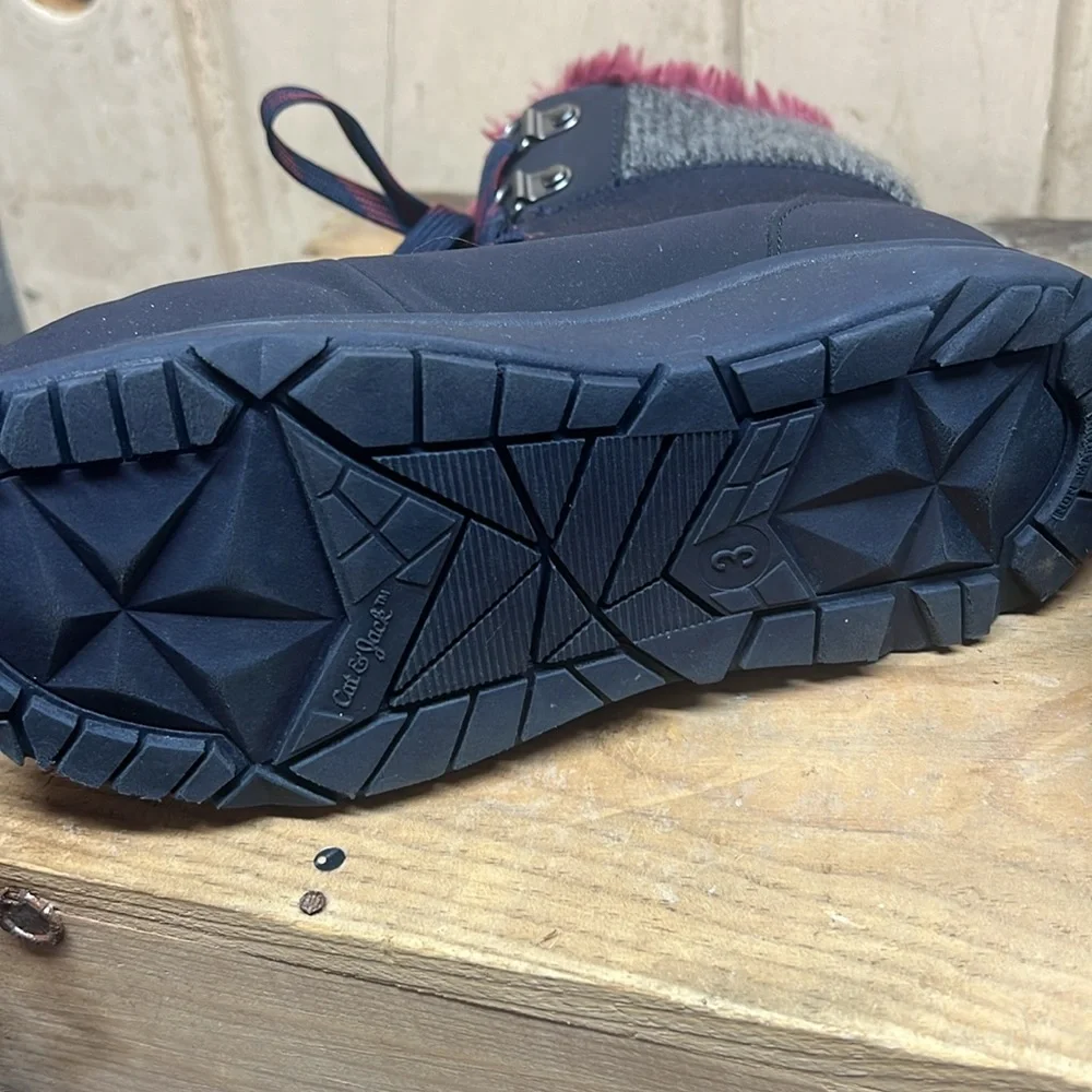 Cat and Jack girls winter/snow boot. In like new condition. Navy, gray & pink